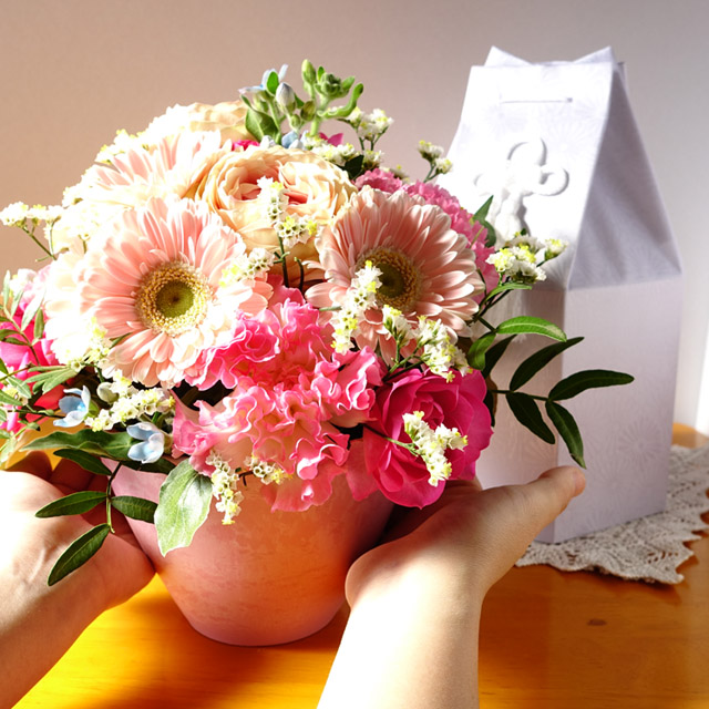 ペットのお供え花　お色が選べるおまかせ生花アレンジメント（ピンク系・Mサイズ）